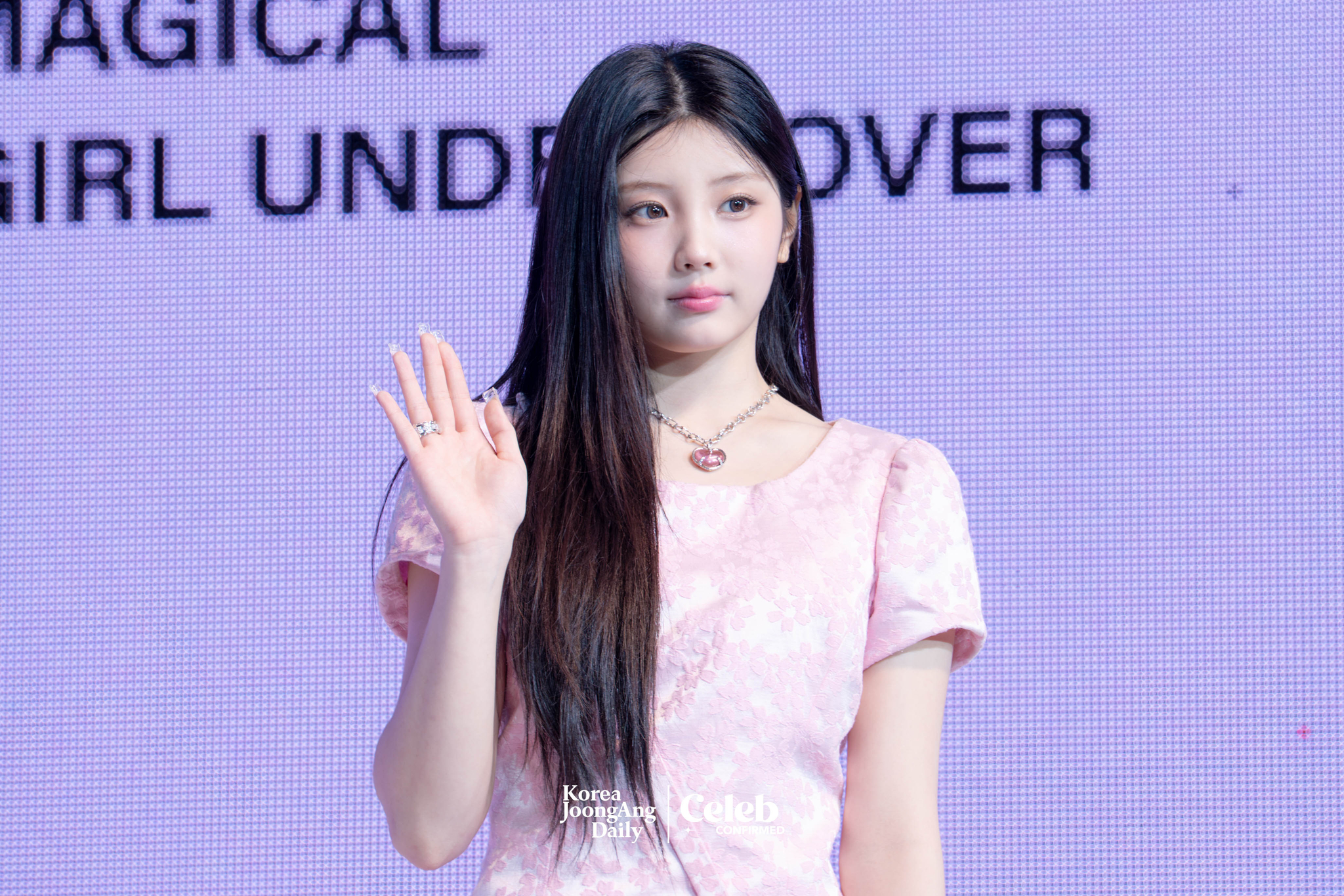 ILLIT’s Wonhee poses for photos during a showcase for the release of the EP, “bomb,” at Yes24 Live Hall in eastern Seoul on June 16. [DANIELA GONZALEZ PEREZ]
