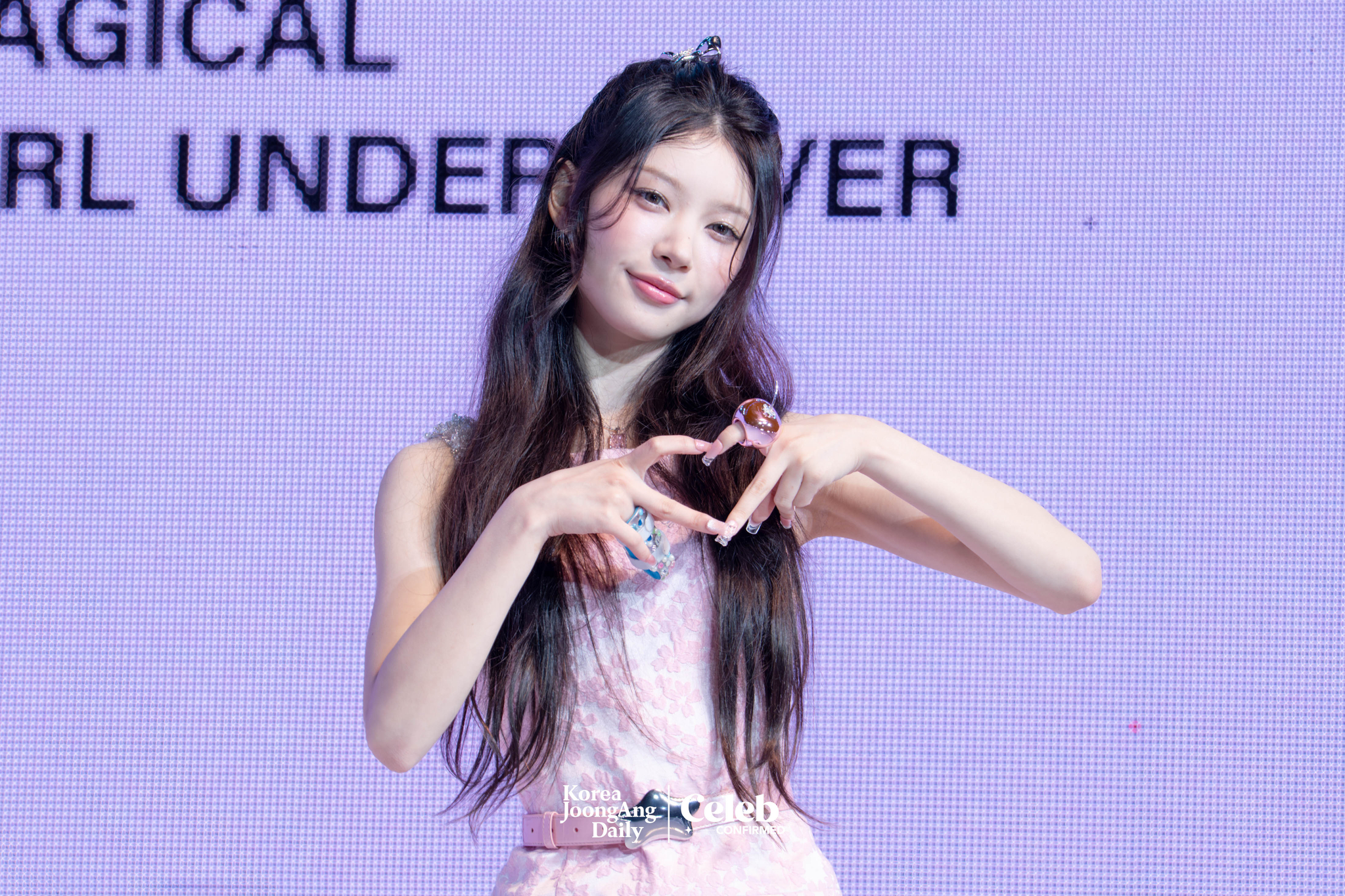 ILLIT’s Moka poses for photos during a showcase for the release of the EP, “bomb,” at Yes24 Live Hall in eastern Seoul on June 16. [DANIELA GONZALEZ PEREZ]