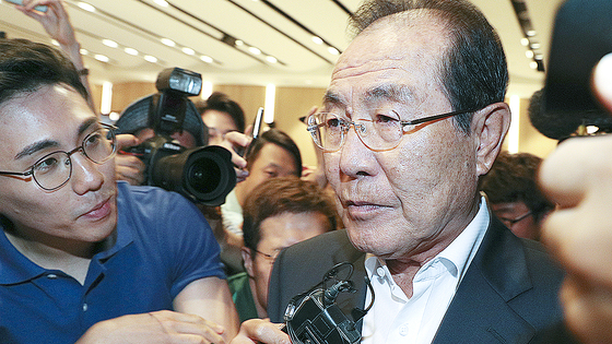 Yoon Dong-han, chairman of Kolmar Holdings and founder of Kolmar Korea, is seen at a press conference on Aug. 11, 2024. [JOONGANG ILBO]