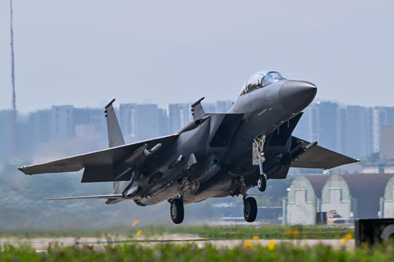 A South Korean F-15K fighter takes off during a trilateral joint air drill in international airspace south of Jeju Island on June 18. [NEWS1]