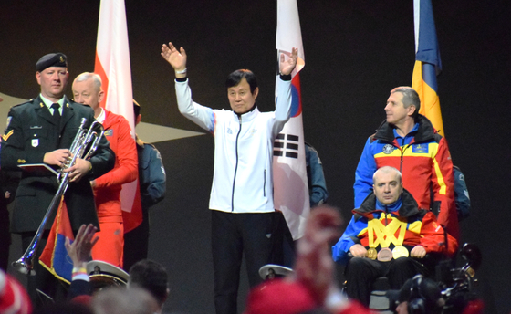 Kim Han-ki, captain of the Korean team at the Invictus Games 2025, center, waves during the closing ceremony of the event at Vancouver Rogers Arena in Vancouver, Canada on Feb. 16. [YONHAP]