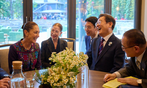President Lee Jae Myung, right, and Mexican President Claudia Sheinbaum Pardo hold bilateral talks on the margins of the G7 summit in Kananaskis in Canada on June 17. [JOINT PRESS CORPS]