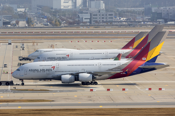 Asiana Airlines passenger planes are seen at Incheon International Airport on Nov. 2, 2023. [YONHAP] 