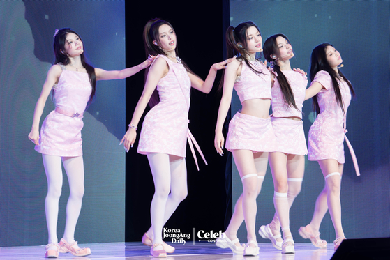 Girl group ILLIT performs lead track “Billyeoon Goyangi (Do the Dance)” during a showcase for the release of its 3rd EP, “bomb,” at Yes24 Live Hall in eastern Seoul on June 16. [DANIELA GONZALEZ PEREZ]