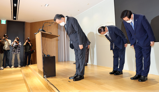 SPC Group Chairman Hur Young-in bows in apology for the death of a worker in her 20s in an industrial accident at an SPC-affiliated plant in Pyeongtaek, Gyeonggi, on Oct. 21, 2022. [YONHAP]