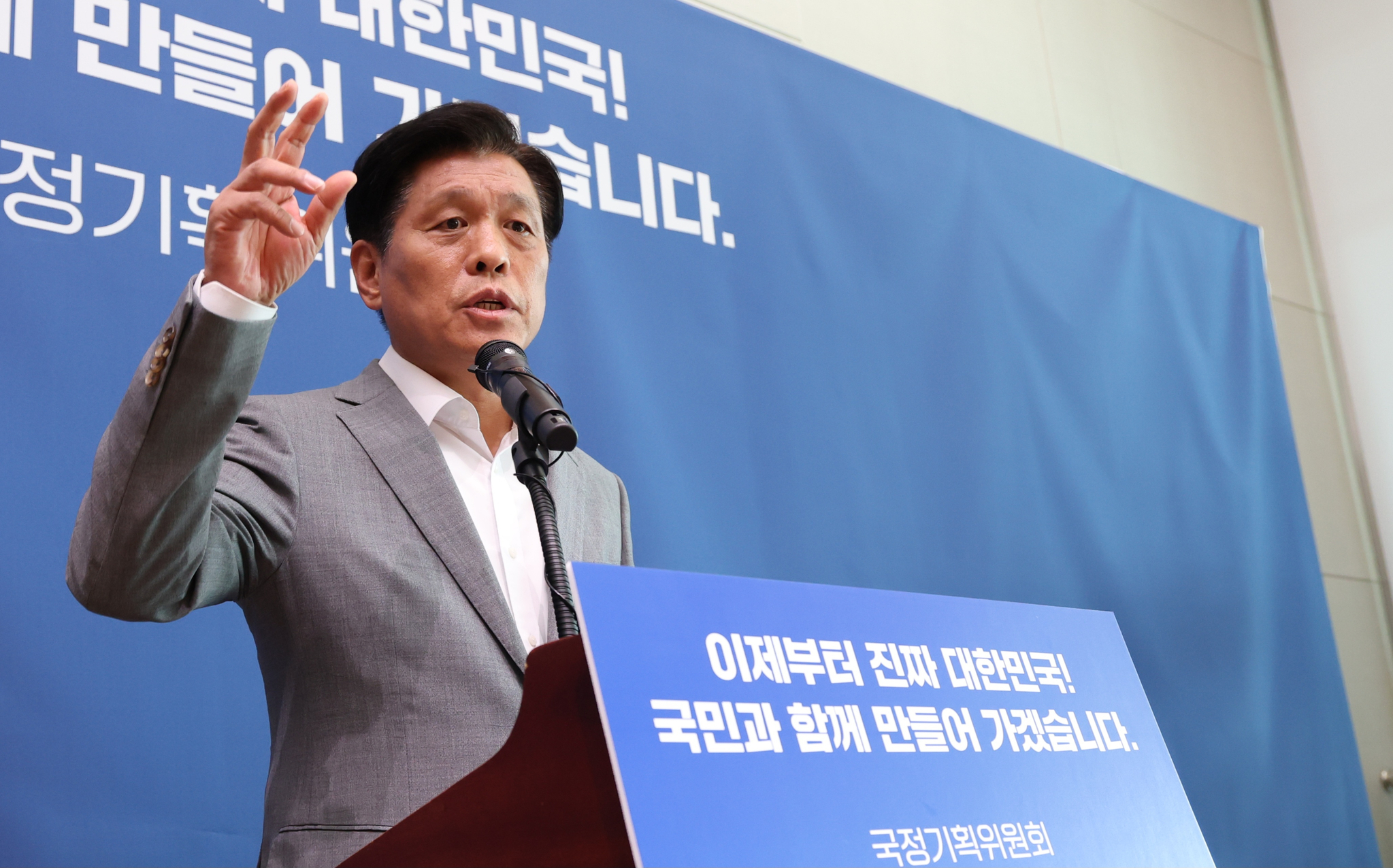 Jo Seoung-lae, the spokesperson for the Presidential Commission on Policy Planning, briefs reporters at the Sejong Convention Center in Sejong on June 18. [NEWS1]