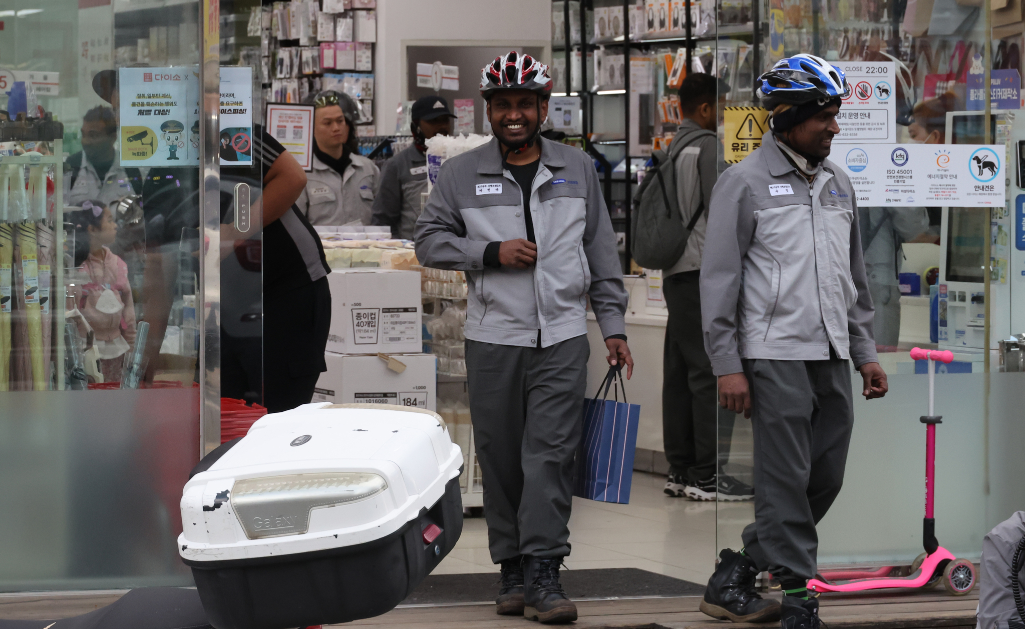 Foreign workers from Samsung Heavy Industries visit the Jangpyeong branch of Daiso in Geoje, South Gyeongsang, after finishing their shifts on June 5. [JOONGANG ILBO]