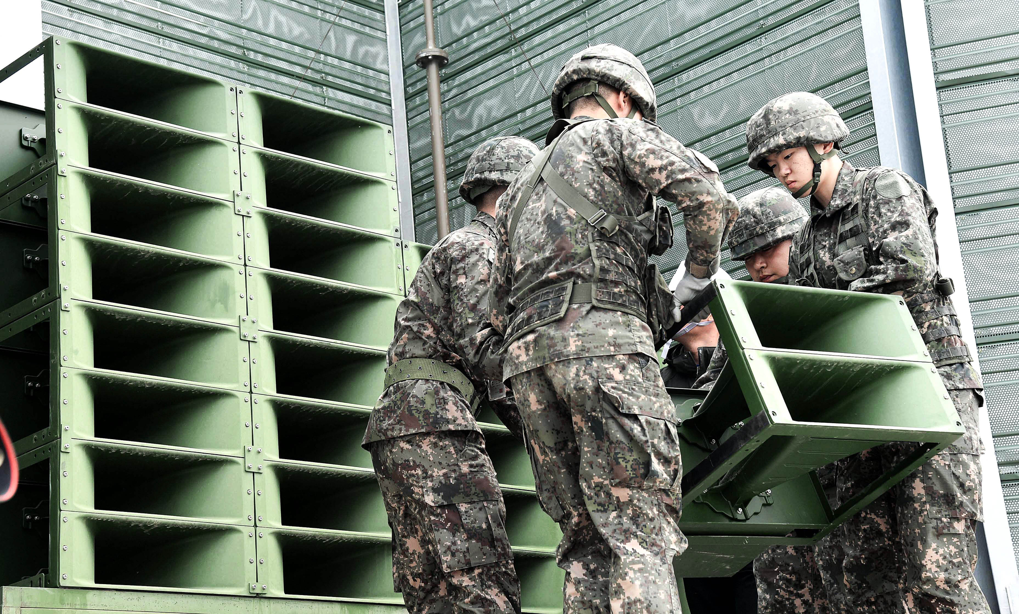 President Lee Jae Myung ordered a full suspension of loudspeaker broadcasts toward North Korea on June 11. In this stock photo taken on May 1, 2018, South Korean soldiers dismantle a loudspeaker system near the demilitarized zone. [YONHAP]