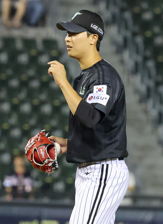 LG Twins right-hander Yi Jung-yong during a game against NC Dinos on June 17. [NEWS1]