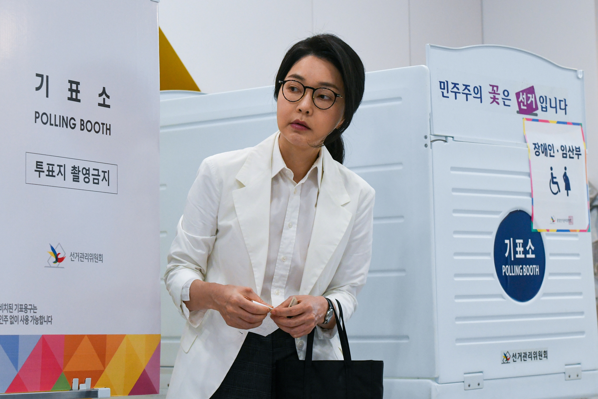 Kim Keon Hee, wife of former president Yoon Suk Yeol, casts her ballot at a voting booth in Seocho District, southern Seoul, on June 3, the day of Korea's 21st presidential election. [JOINT PRESS CORPS] 