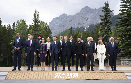 Group of 7 (G7) leaders and guests during the G7 summit in Kananaskis, Alberta, Canada, on June 17. [AP/YONHAP]