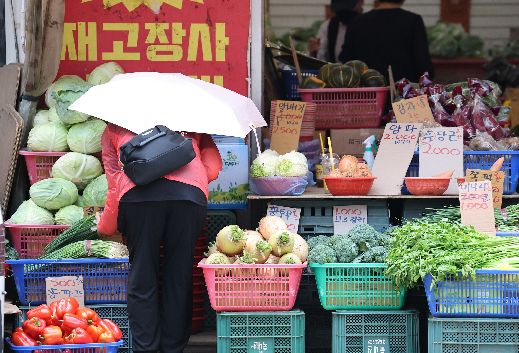 A citizen shops at Mangwon Market in Mapo District, western Seoul, on June 19. [NEWS1]