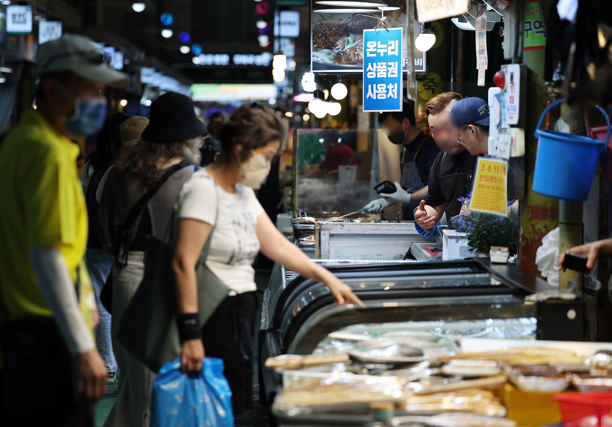 People shop at Mangwon Market in Mapo District, western Seoul, on June 19. [NEWS1]