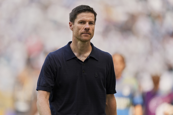 Real Madrid manager Xabi Alonso walks off the pitch at halftime during the Club World Cup match between Real Madrid and Al Hilal in Miami Gardens, Florida, United States, on June 18. [AP/YONHAP]