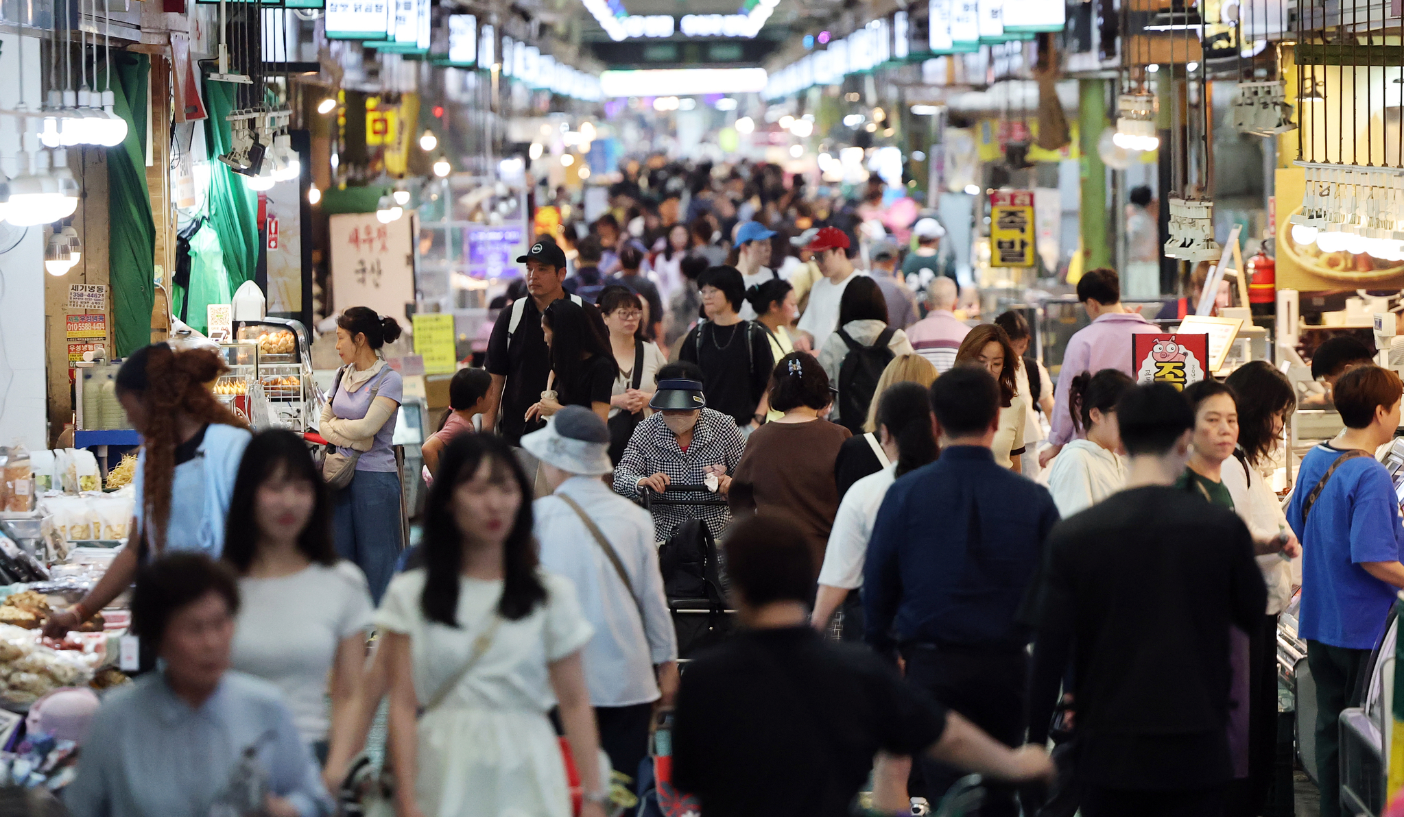 People shop at Mangwon Market in Mapo District, western Seoul, on June 19. [NEWS1]