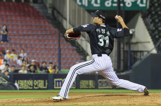 LG Twins right-hander Yi Jung-yong throws the ball during a game against NC Dinos on June 17. [NEWS1]