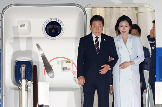 President Lee Jae Myung, left, and first lady Kim Hea kyung arrive at Seoul Air Base in Seongnam, Gyeonggi, early June 19, after a three-day trip to Canada to take part in the G7 summit. [JOINT PRESS CORPS]