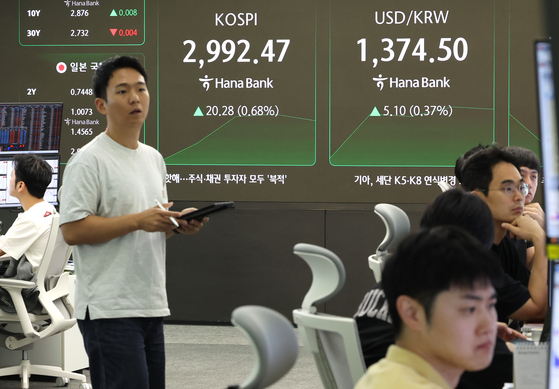 A screen in Hana Bank's trading room in central Seoul shows the Kospi opening on June 19. [YONHAP]