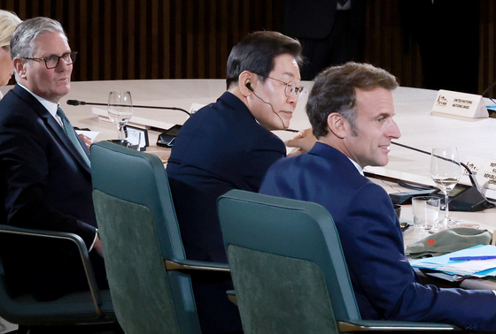 Korean President Lee Jae Myung, center, takes part in an expanded session of the G7 summit at Kananaskis in Canada on June 17. [JOINT PRESS CORPS]