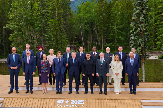 Korean President Lee Jae Myung, back row fifth from right, takes a commemorative photo with other leaders attending the G7 summit at Kananaskis in Canada on June 17. [JOINT PRESS CORPS]
