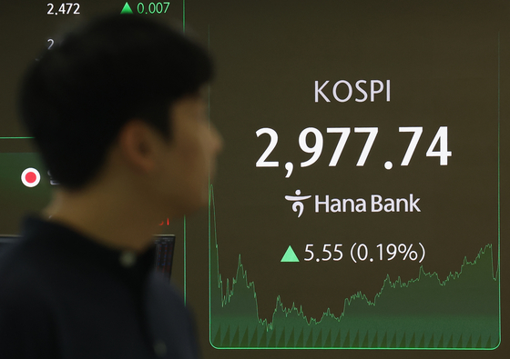 A screen in Hana Bank's trading room in central Seoul shows the Kospi closing at 2,977.74 points on June 19, up 5.55 points, or 0.19 percent, from the previous trading session. [YONHAP]