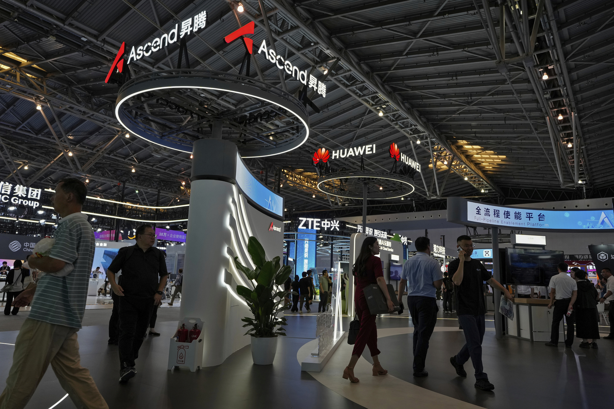 People visit the Ascend AI exhibition booth by Huawei during the 2024 The World Artificial Intelligence Conference (WAIC) & High-Level Meeting on Global AI Governance with the theme ″Governing AI for Good and for All″ at the Shanghai Expo Center Multifunction Hall in Shanghai, China on July 4, 2024. [AP/YONHAP]