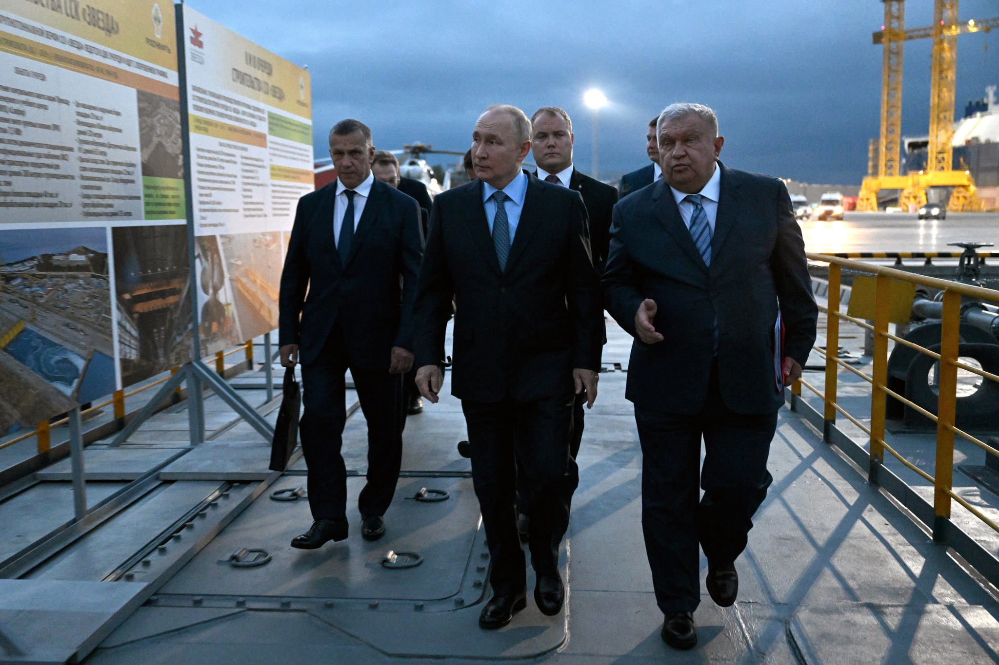 Russian President Vladimir Putin, center, and Russian CEO of Rosneft oil company Igor Sechin, right, visit Zvezda Shipbuilding Complex in the Bay of Bolshoy Kamen, in the far eastern region of Primorsky Krai, Russia, on Sept. 11, 2023. [AP/YONHAP]