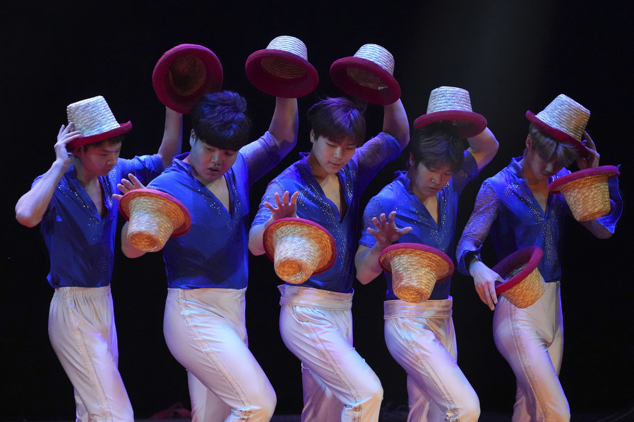 Acrobats from Dongchoon Circus Troupe perform during a daily regular performance in Ansan, Gyeonggi, on June 11. [AP/YONHAP]