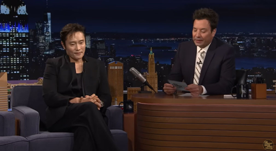 Actor Lee Byung-hun, left, talks with talk show host Jimmy Fallon on NBC on June 17. [SCREEN CAPTURE]