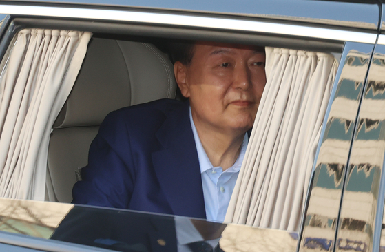Former President Yoon Suk Yeol is seen leaving the presidential residence in Hannam-dong, Yongsan, on April 11. [JOINT PRESS CORPS]