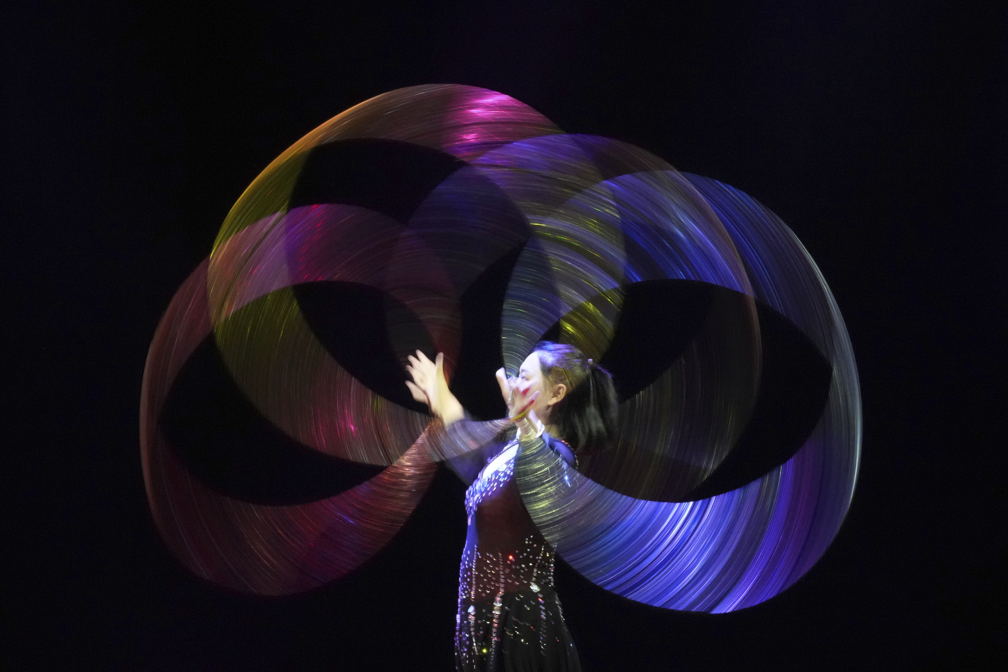 An acrobat from Dongchoon Circus Troupe performs during a daily regular performance in Ansan, Gyeonggi, June 11. [AP/YONHAP]