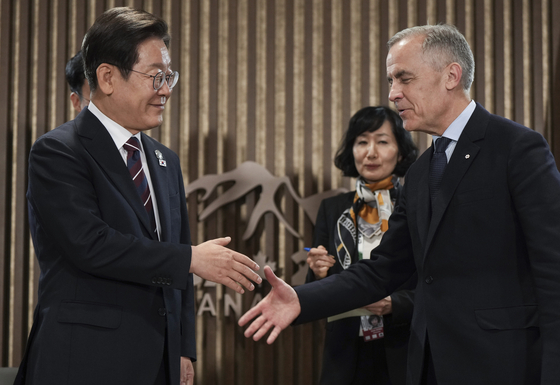 Korean President Lee Jae Myung, left, shakes hands with Canadian Prime Minister Mark Carney before a meeting at the G7 summit in Kananaskis, Alberta, Canada, on June 17 [AP/YONHAP]