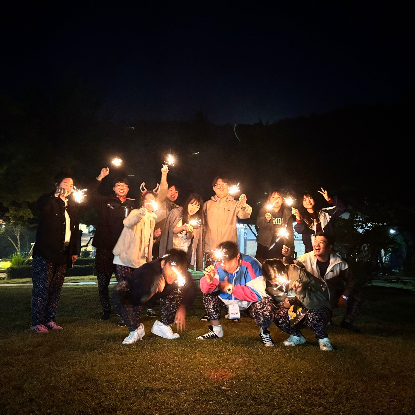 Participants in Jigu-noriter's package tour use sparklers. [JIGU-NORITER]