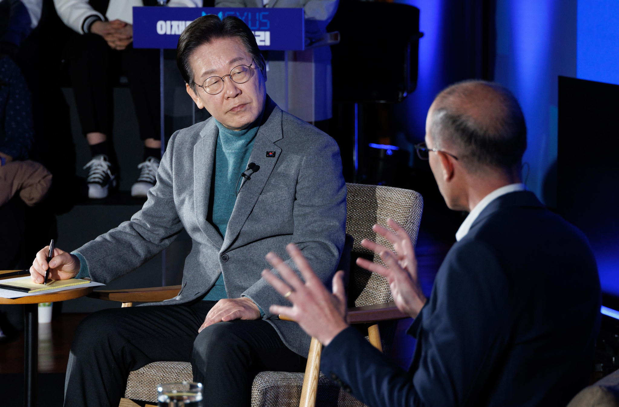 President Lee Jae Myung engages in a dialogue on artificial intelligence with Yuval Noah Harari, author of the bestseller ″Sapiens: A Brief History of Humankind″ (2011), at the National Assembly in Yeouido, Seoul, on March 22. [NEWS1]