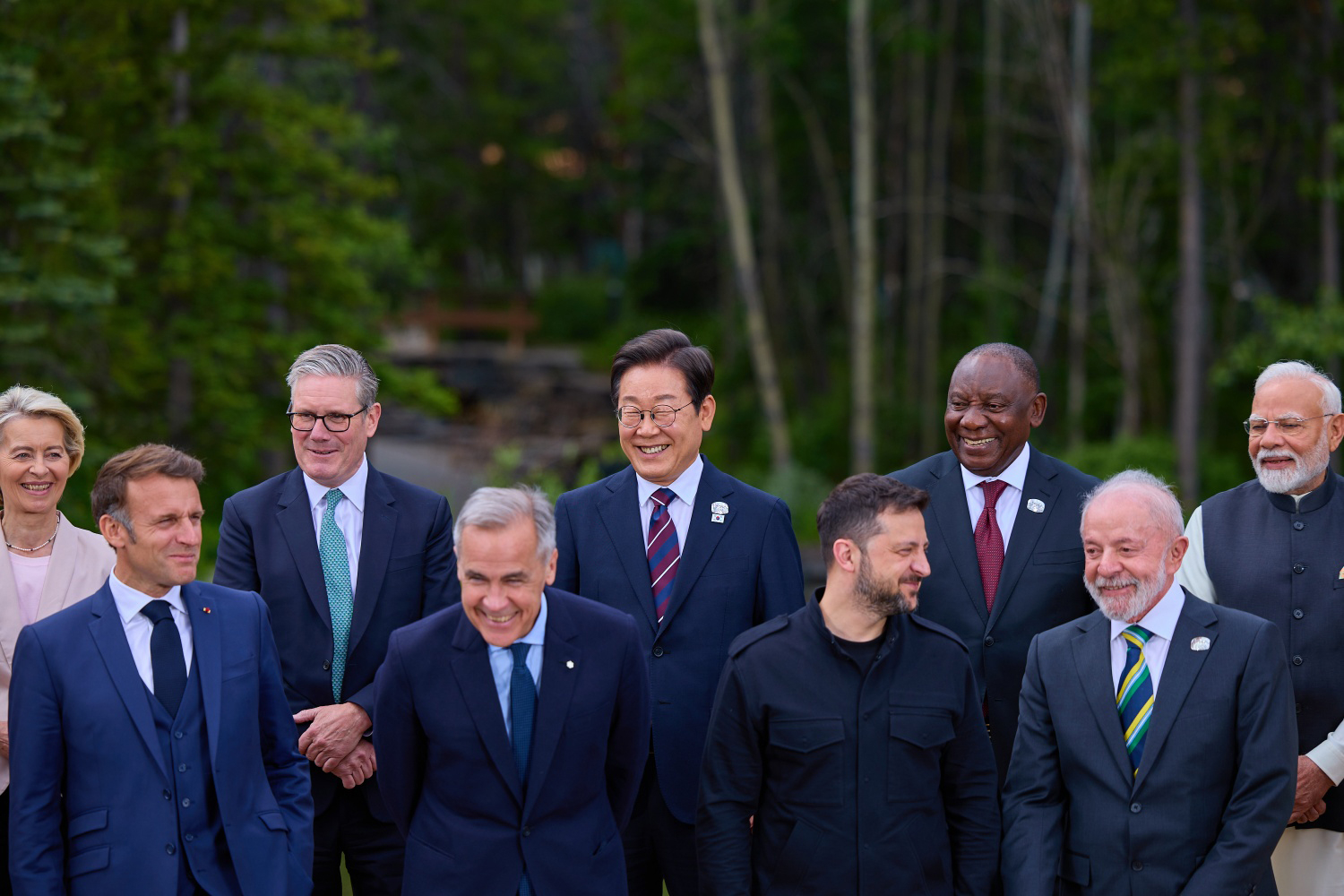 Korean President Lee Jae Myung, center, takes a commemorative photo with global leaders at the G7 summit at Kananaskis, Alberta, Canada on June 17. [JOINT PRESS CORPS]