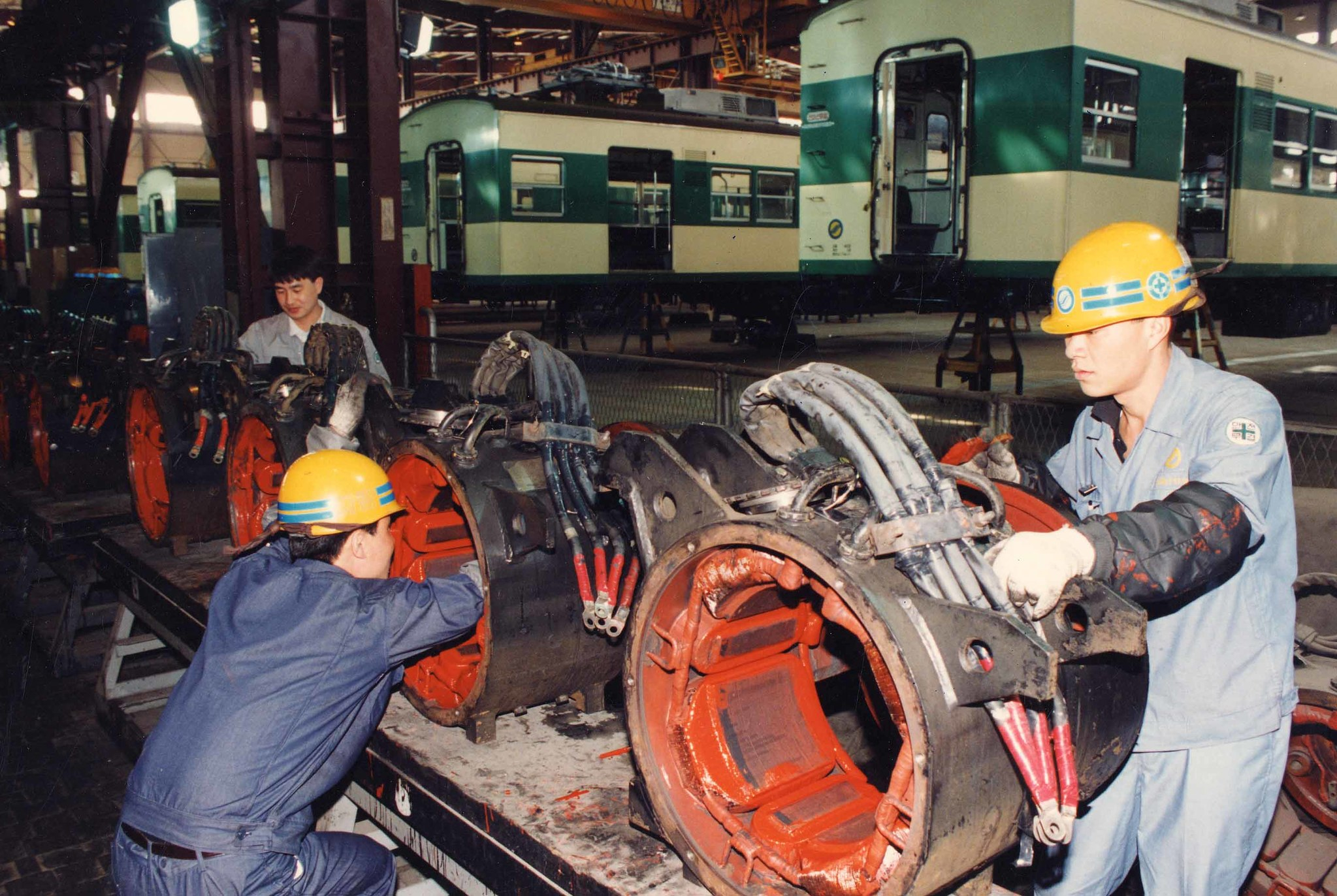 A worker dismantles and repairs a subway train at a maintenance depot. [JOONGANG ILBO] 