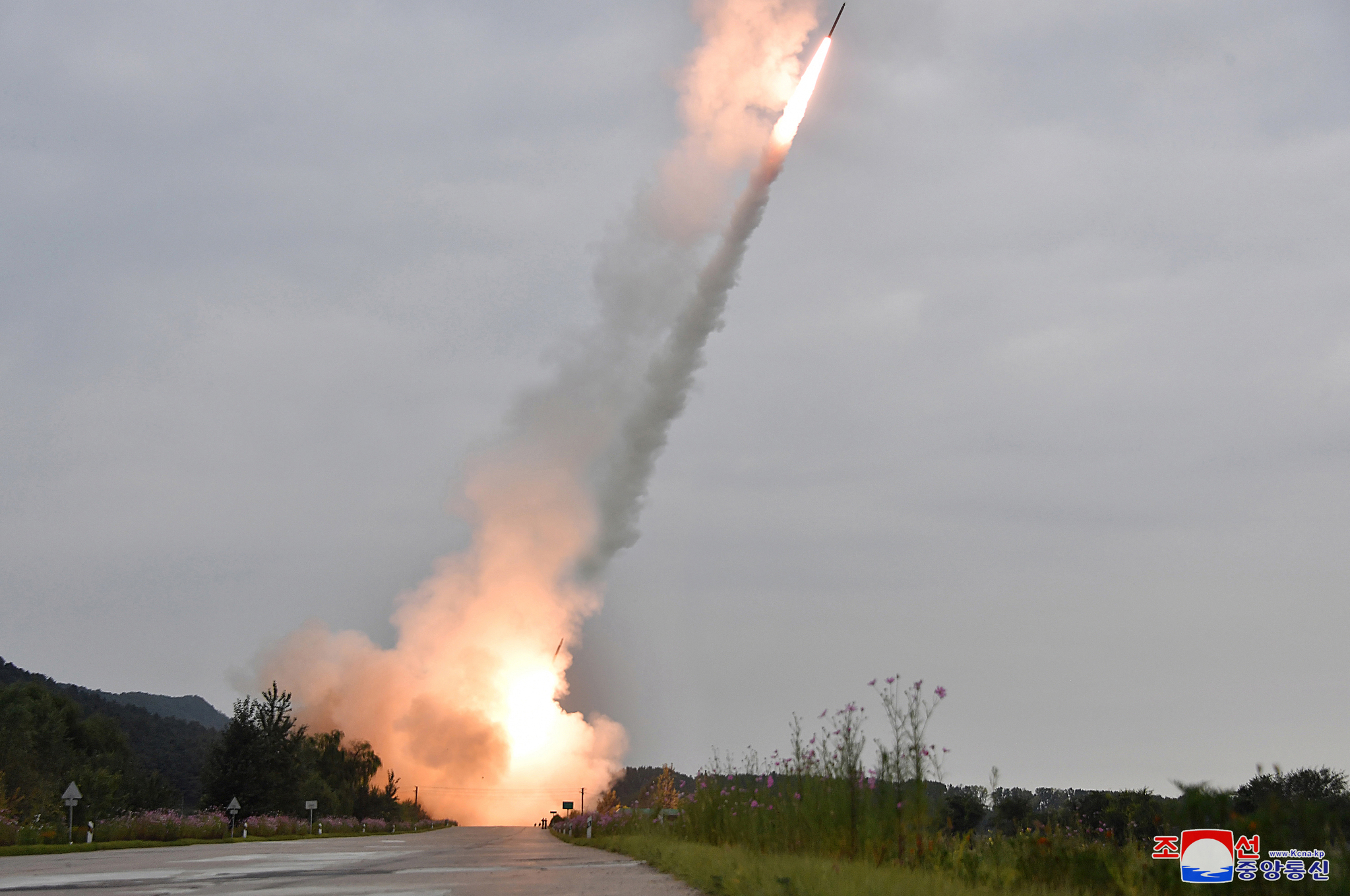 North Korean leader Kim Jong-un inspects a test-firing of a new 600-millimenter multiple rocket launcher, in a photo provided by the North's official Korean Central News Agency on Septermber 2024. [YONHAP]