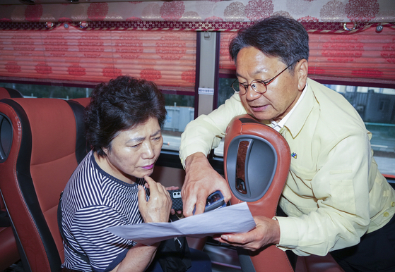 Gwangju Mayor Kang Gi-jung speaks to a citizen about emergency bus routes operated by the city amid a bus strike in Gwangju on June 18. [NEWS1]