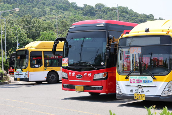 Leased out buses are seen parked at a garage in Gwangju as the city's bus strike prolongs on June 18. [YONHAP] 