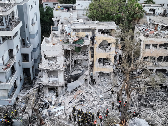 A drone photo shows the damage over residential homes at the impact site following missile attack from Iran on Israel, in Tel Aviv, Israel, June 16, 2025. [REUTERS/YONHAP]