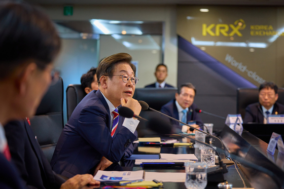 President Lee Jae Myung listens to a briefing during his visit to the Market Oversight Commission at the Korea Exchange in Yeongdeungpo District, western Seoul, on June 11. [NEWS1]