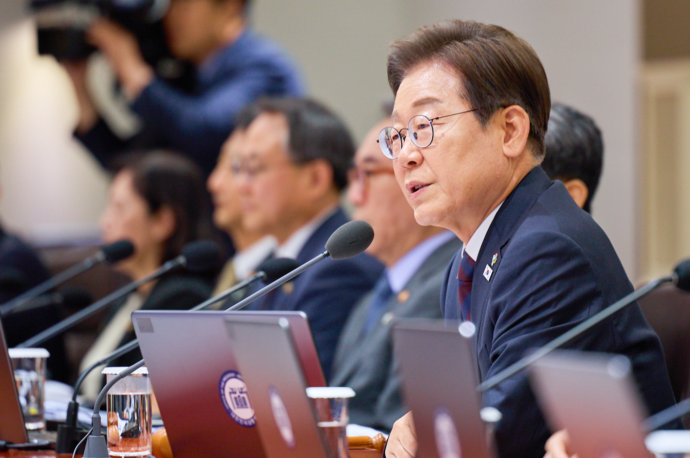 President Lee Jae Myung, right, speaks during a Cabinet meeting at the presidential office in Yongsan District, central Seoul on June 10. [NEWS1]