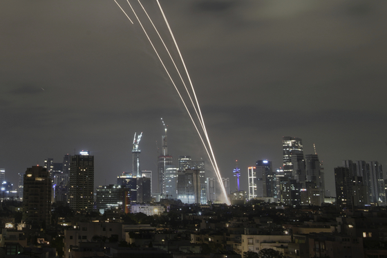 The Israeli Iron Dome air defense system fires to intercept missiles during an Iranian attack over Tel Aviv, Israel, Sunday, June 15, 2025. [AP/YONHAP]