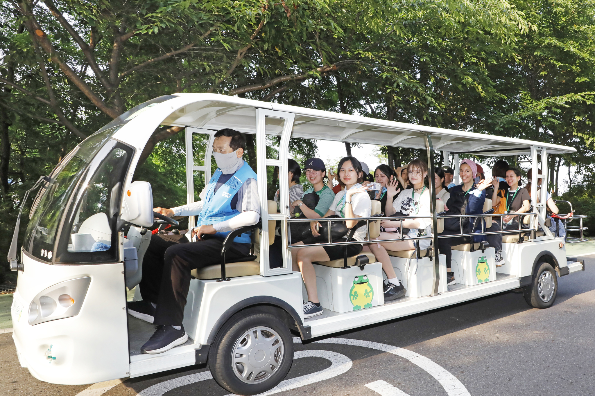 International students smile on a shuttle that brought them back to the parking lot after finishing their trekking program provided by the Seoul Metropolitan Government on June 18 in western Seoul. [PARK SANG-MOON]