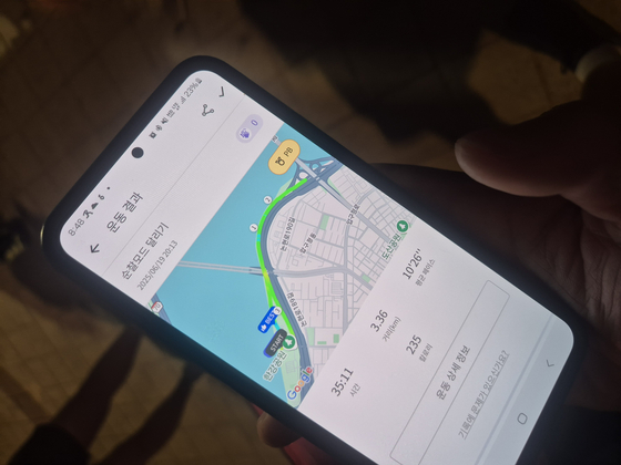 A member of the Seoul Running Patrol reviews their running course via the RunDay app on June 19. [JOONGANG ILBO]