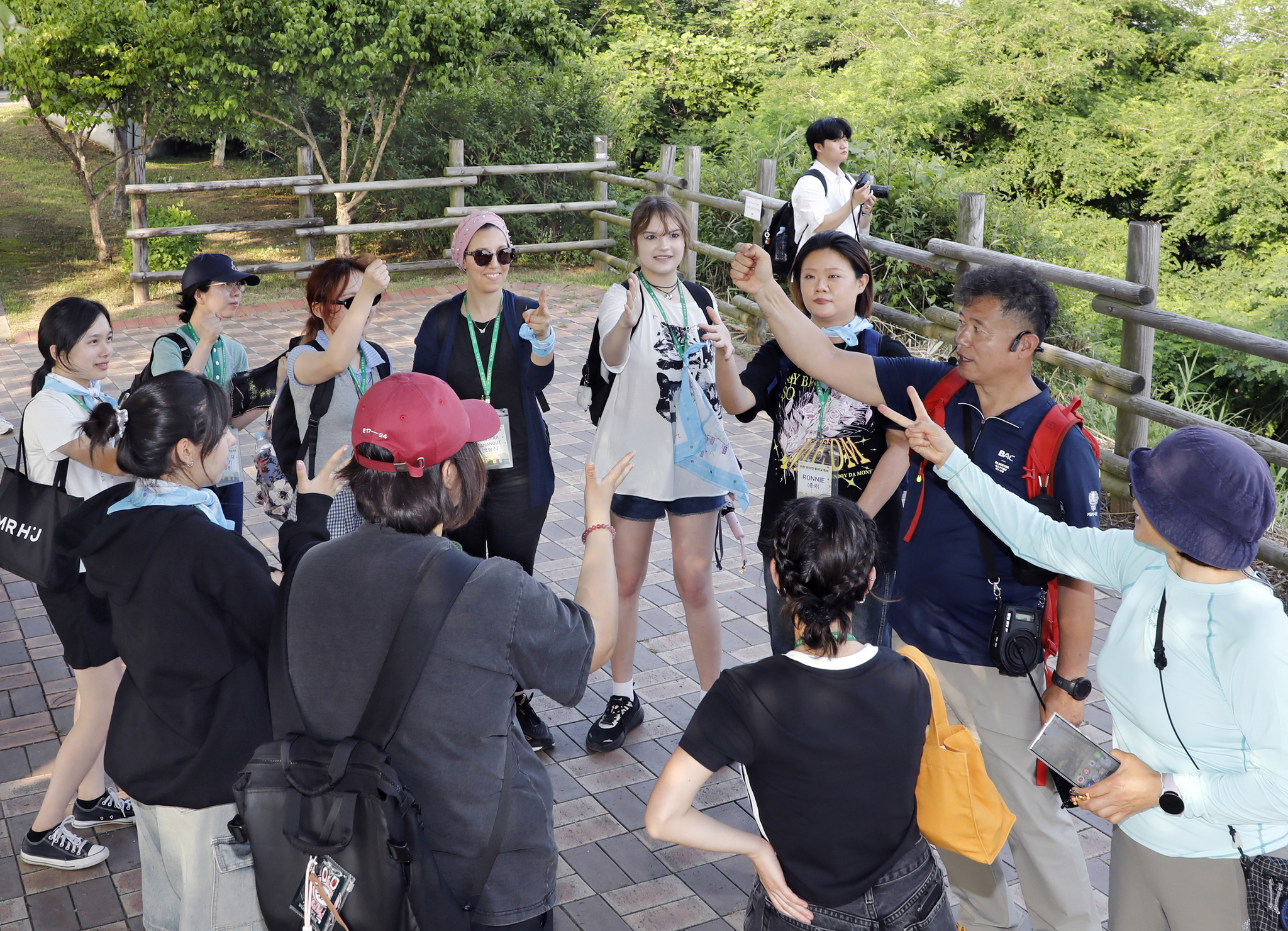 International students participate in recreational activities during the city-run trekking event in Haneul Park in Mapo District in western Seoul on June 18. [PARK SANG-MOON] 