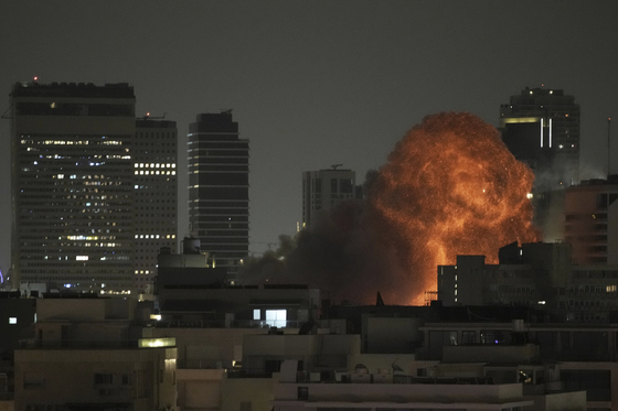 An explosion is seen during a missile attack in Tel Aviv, Israel, Sunday, June 15, 2025. [AP/YONHAP]
