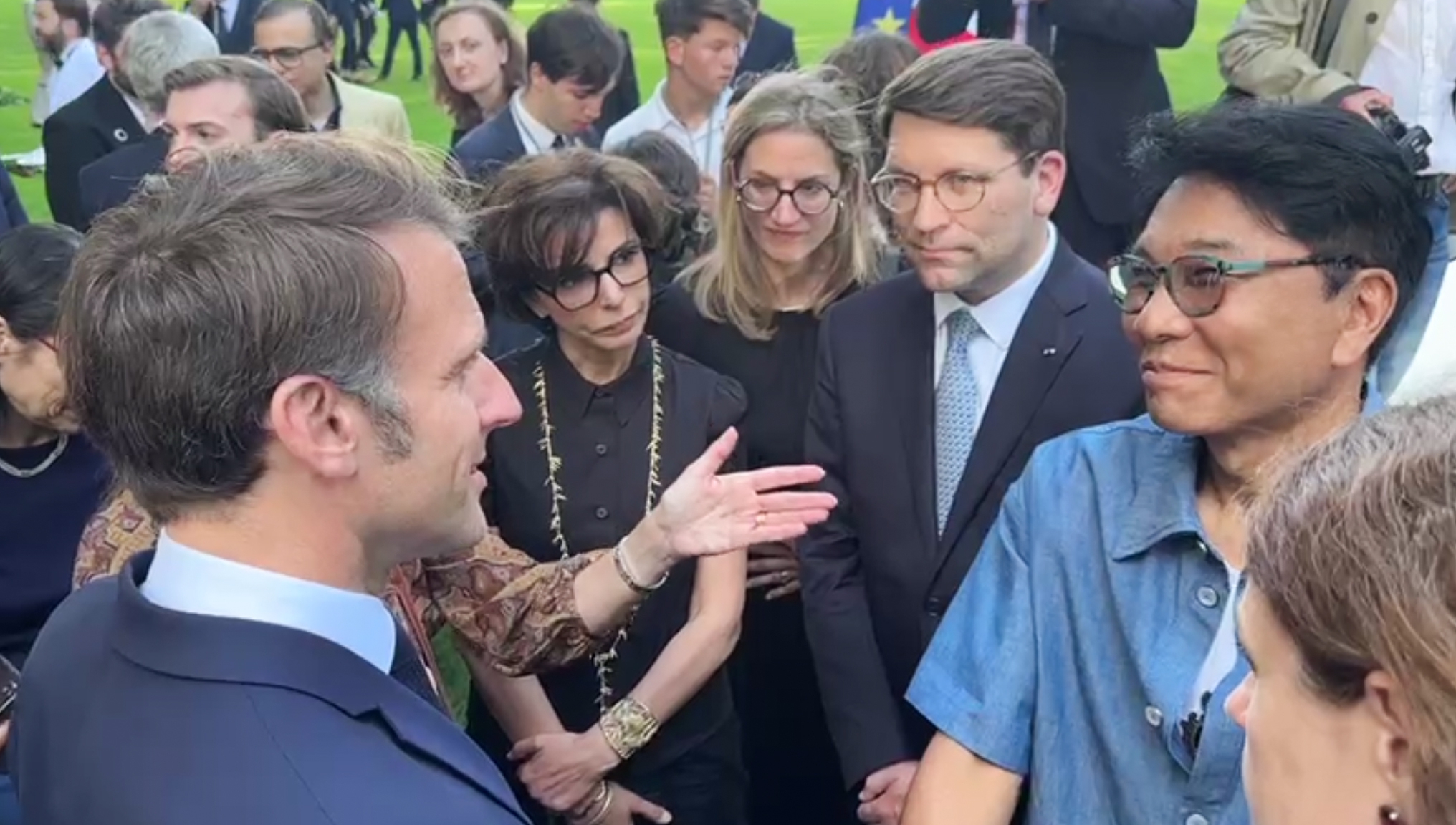 Lee Soo-man, producer and founder of A2O Entertainment, meets with French President Emmanuel Macron at the Elysee Palace in Paris on June 20. [A20 ENTERTAINMENT] 