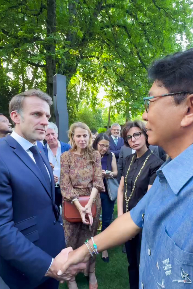 Lee Soo-man, producer and founder of A2O Entertainment, meets with French President Emmanuel Macron at the Elysee Palace in Paris on June 20. [A20 ENTERTAINMENT] 