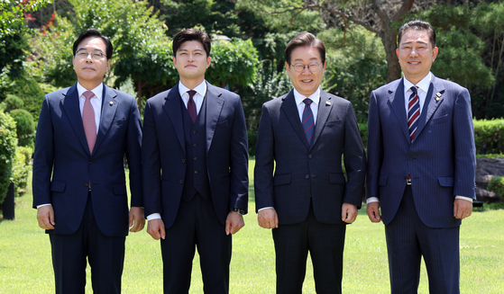 President Lee Jae Myung, second from right, poses with bipartisan leaders before heading to a luncheon at his official residence in Hannam-dong, central Seoul, on June 22. From left: Newly elected PPP floor leader Song Eon-seog, PPP interim chief Kim Yong-tae, President Lee and Kim Byung-kee, the newly elected floor leader of the Democratic Party. [JOINT PRESS CORPS] 